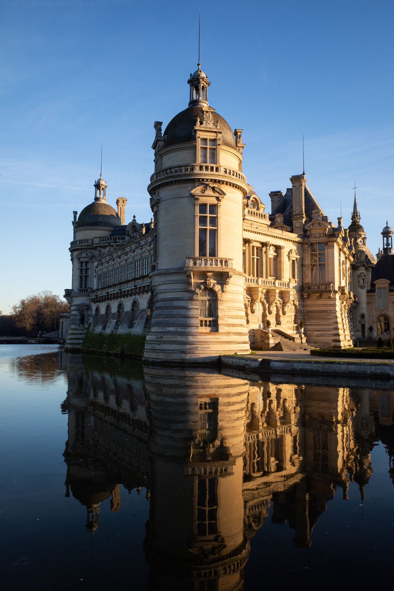 Le château de Chantilly et son reflet dans l’eau